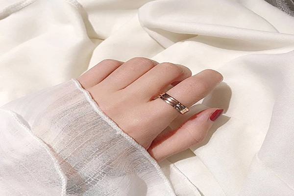 đeo nhẫn các ngón tay cho nữ